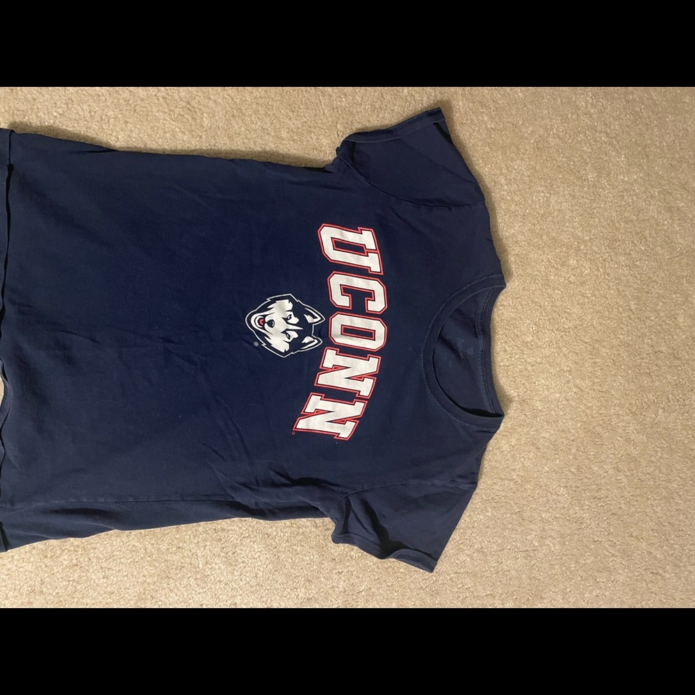 Uconn tshirt womens size medium